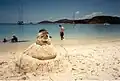 Een kerstman gemaakt van zand op een strand van Whitsunday Islands, 25 december 2000