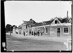 Buitensingel 80-101 (van rechts naar links) buiten de Raambarrière, ca. 1900. Deze huizen werd later afgebroken; hier ligt de Nassaukade ter hoogte van de Bloemgracht.