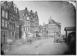 Prins Hendrikkade 28-33 gezien naar de Martelaarsgracht, met in het midden de ingang van de Ramskooi, 1868