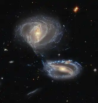 NGC 7734 (links) en NGC 7733