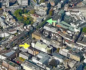 Luchtfoto Elisenbrunnen (groene pijl) en Theater Aachen (gele pijl)