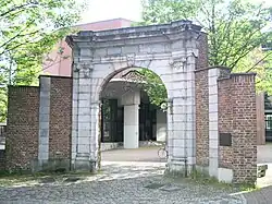 Hardstenen poort met muurdelen