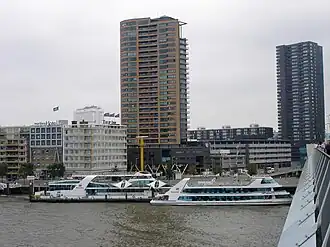De aanlegplaats van de Spido aan het Willemsplein, centrumzijde van de Erasmusbrug