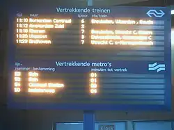 Het bord dat de volgende vertrekkende treinen en metro's aangeeft