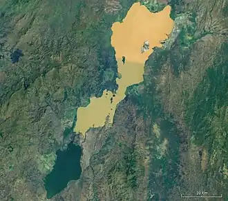 Het noordelijke meer is het Abayameer, het zuidelijke meer het Chamomeer. Bron: NASA