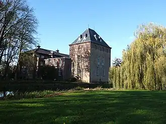 Het gebouw direct achter de toren bevat de kapel