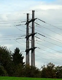 De 59,5 meter hoge en 307 ton zware betonnen afspanmast in Littau (Zwitserland) uit 1990, 2 × 380&nbsp;kV, 1 × 110&nbsp;kV.