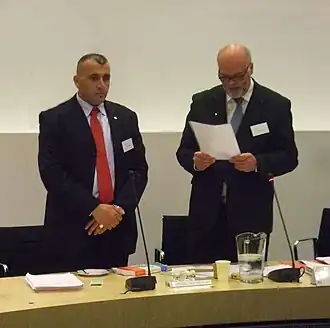 Baâdoud (links) tijdens zijn installatie tot het dagelijks bestuur van stadsdeel Nieuw-West, 2010