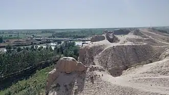 Achsikent met links de Syr Darya