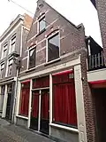 Pand met onbelangrijke tuitgevel aan de achterdam