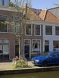 Woonhuis, vroeg-19de-eeuws van karakter, in opzet mogelijk ouder, voorgevel in een sobere traditioneel-classicistische vormen.