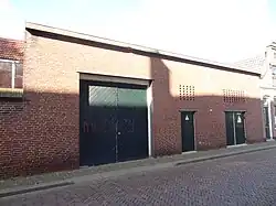 Transformatorhuis met garage aan de Achterstraat 1 in Hoorn (beeldbepalend pand)