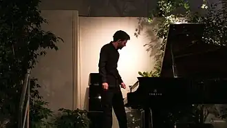 Laloum tijdens een concert in Parijs, 2012