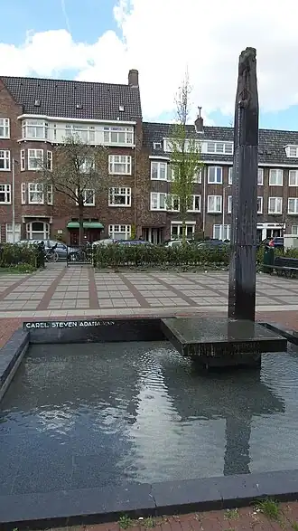 Gedenkteken Adama van Scheltema met vlak daarachter de strook tegels (2015)