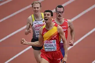 Adel Mechaal verovert de titel op de 3000 m tijdens de EK indoor in 2017.