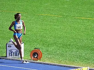 Adere op weg naar haar overwinning op de 5000 m tijdens de ISATF in Berlijn