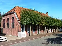 Voormalige kosterij annex school (raampjes opzij waren van school)