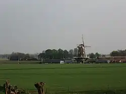 Korenmolen "De Drie Waaien" op afstand