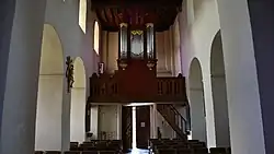 Achterzijde van het kerkschip met kerkorgel