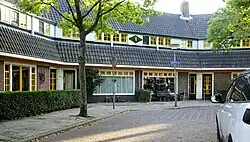 De vroegere fournituren- en kruidenierswinkel in het Agnetapark in Delft