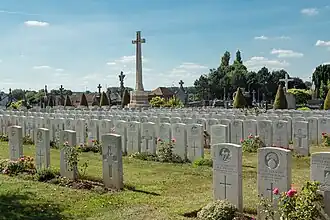 Overzicht met Cross of Sacrifice