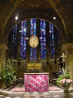 Koor met altaar, Karelschrijn en Marianum van Jan van Steffeswert