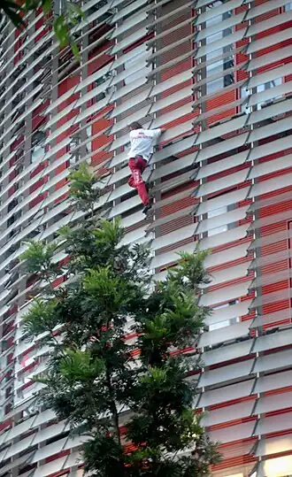 Alain Robert tijdens de beklimming van de Torre Agbar in Barcelona op 12 september 2007