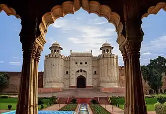 De Alamgiripoort uit 1674, gezien vanuit de poort naar de Badshahimoskee