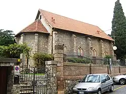 v.m.kerkje bij spoor en treinstation.