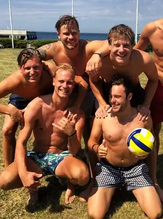 Albatraoz in 2014, met rechtsonder Aron Ekberg