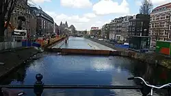 Deels volgelopen bassin achter de damwand op 16 april 2018