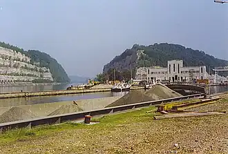 Albertkanaal, kloof door het plateau heen bij Kanne en sluizen bij Ternaaien.
