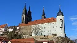 Bisschoppelijk slot, tegen de Albrechtsburg aangebouwd (15e-16e eeuw; als Amtsgericht in gebruik)