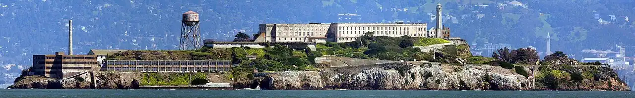 Een panorama van Alcatraz, gezien vanuit de baai van San Francisco