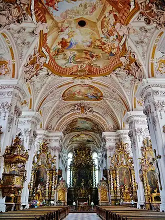 Interieur van de abdijkerk, met fresco's in rococostijl