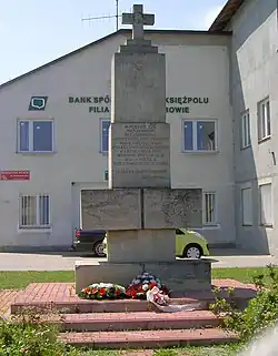 Pomnik w centrum wsi