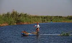 Een visser op het Maryut-meer