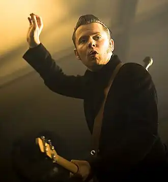 Alex Callier tijdens een optreden van Hooverphonic te Breendonk in 2008.