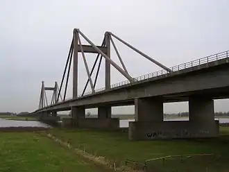 De brug gezien vanuit het zuidwesten