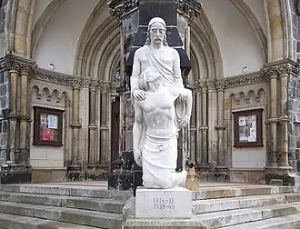 Oorlogsmonument van Alfred Brumme bij het portaal (Christus en een stervende soldaat)