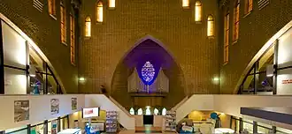 De ontvangstruimte met respect voor het pand in 2016