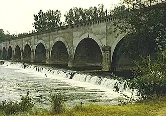 Zicht op de constructie gezien vanaf de oever van de Allier