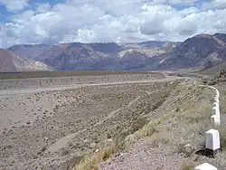 Eerder afgezet alluvium wordt geërodeerd aan de steilwand op de hoge oever en elders weer afgezet.
