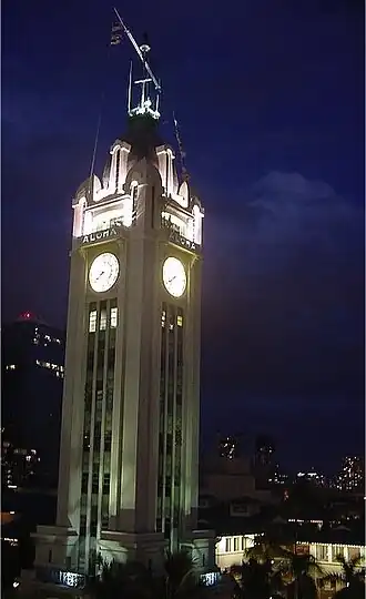 De Aloha Tower bij nacht