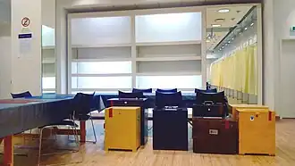 stemlokaal in een winkelcentrum in Kópavogur