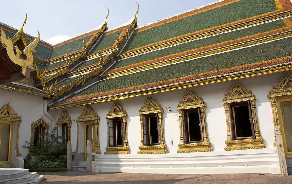 Exterieur van de Amarin Winichaizaal met kenmerkende rode en groene dakpannen