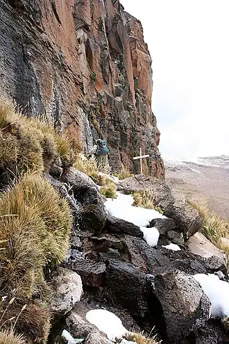 De oorsprong van de Amazone op de berg Nevado Mismi in de Andes, gemarkeerd door een houten kruis.