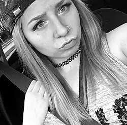 Een meisje die een Duckface laat zien