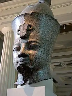 Hoofd van standbeeld van Amenhotep IIIHet werd in 2011 gevonden in KarnakBritish Museum