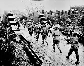 De Amerikanen rukken op bij de Siegfriedlinie